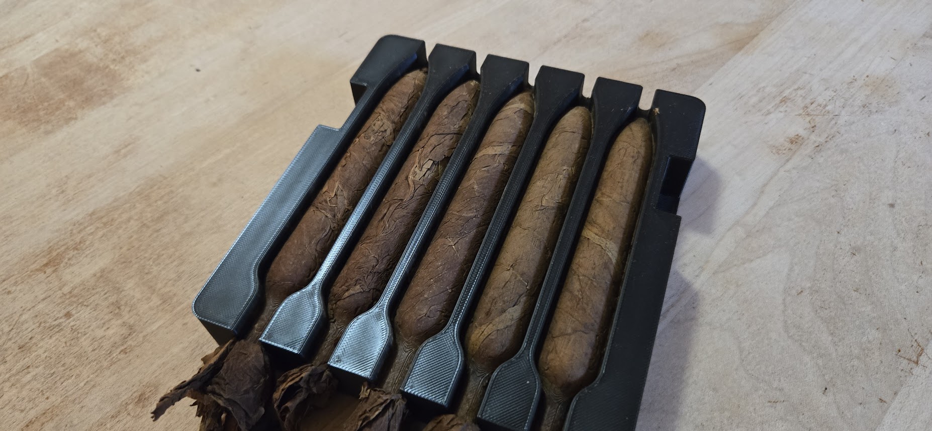 Special No.1 mold in use during cigar rolling